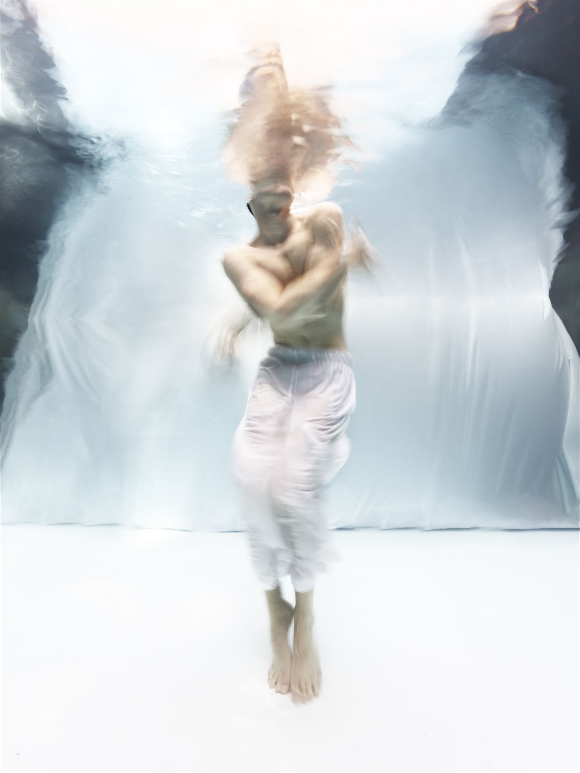 Barbara Cole's underwater dancing photos capture the joy of freely ...