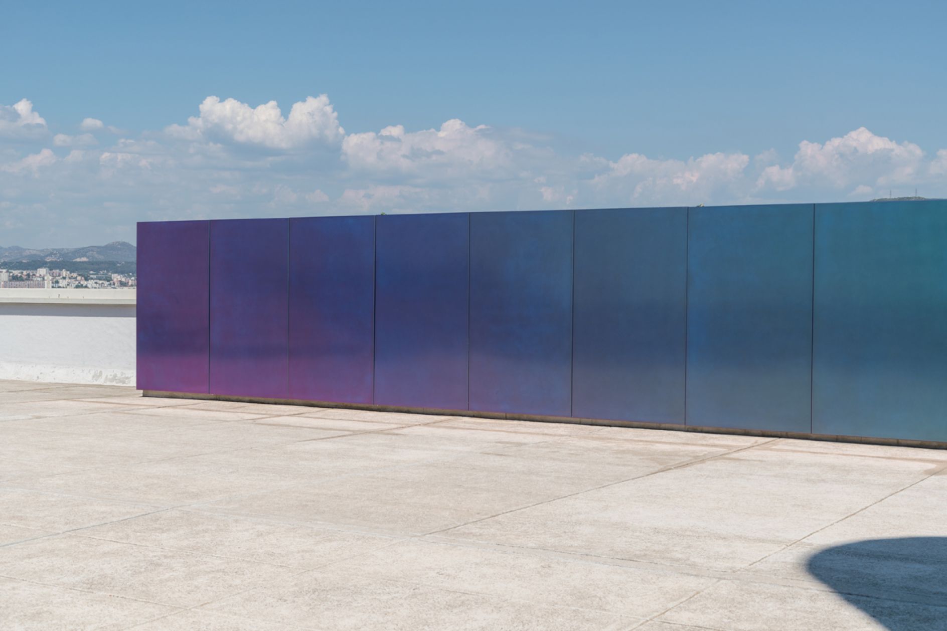 Olivier Mosset's metal canvases that pay tribute to the sun that bathes ...