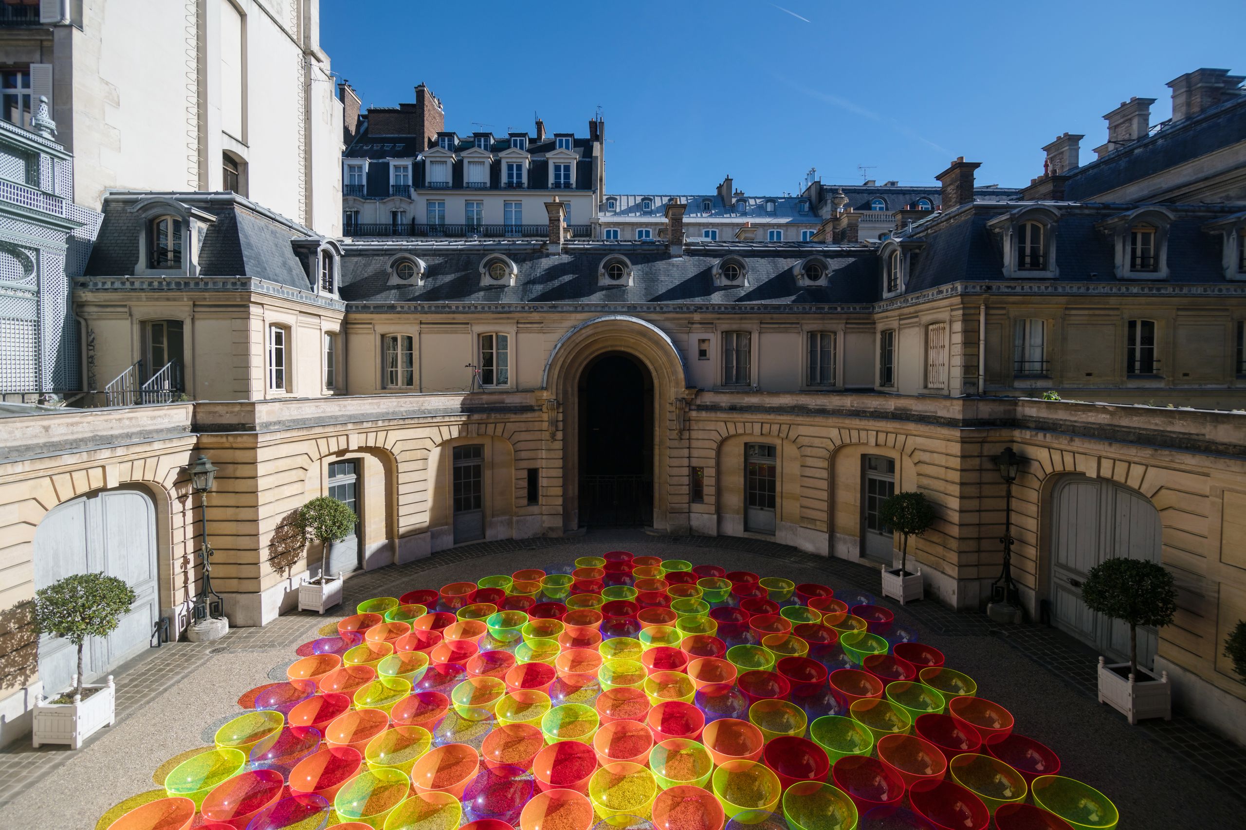 A rainbow of 169 luminous, fluorescent acrylic bowls by Liz West ...