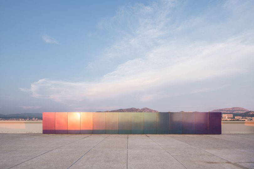 Olivier Mosset's metal canvases that pay tribute to the sun that bathes ...