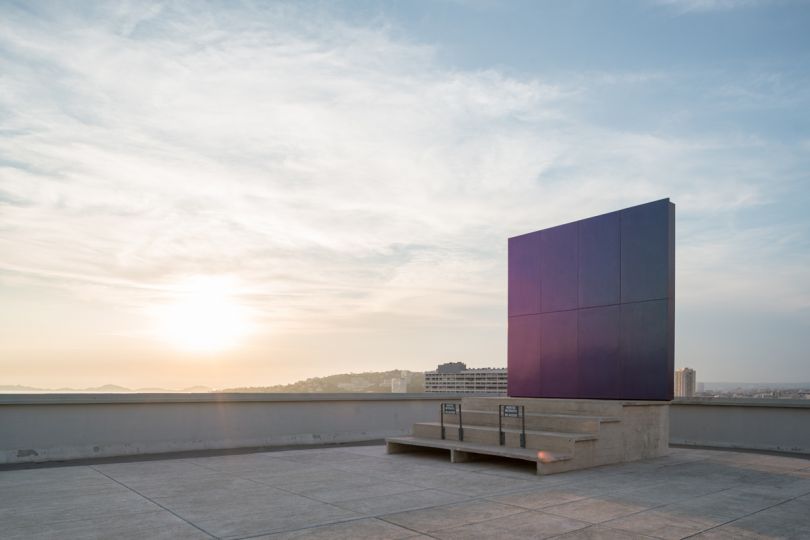 Olivier Mosset's metal canvases that pay tribute to the sun that bathes ...