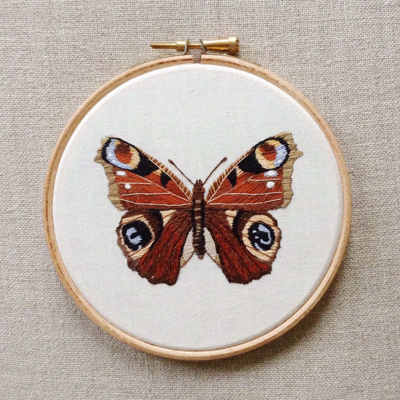 Delicately embroidered hoop artworks of wildlife by Emillie Ferris ...