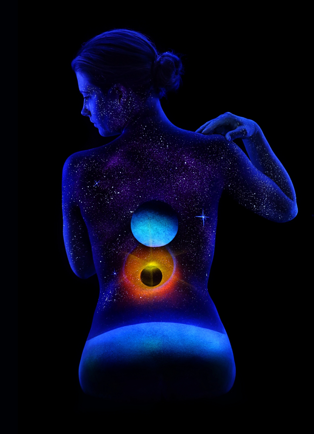 Bodyscapes: Black light body painting that beautifully glows in the