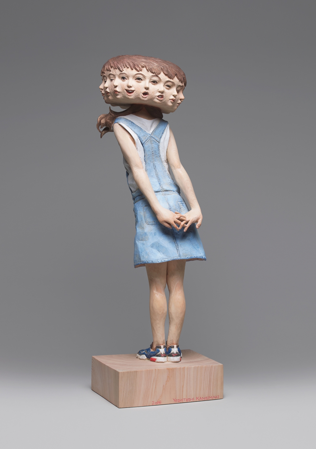 Incredible sculptures of women carved from wooden blocks with glitch ...
