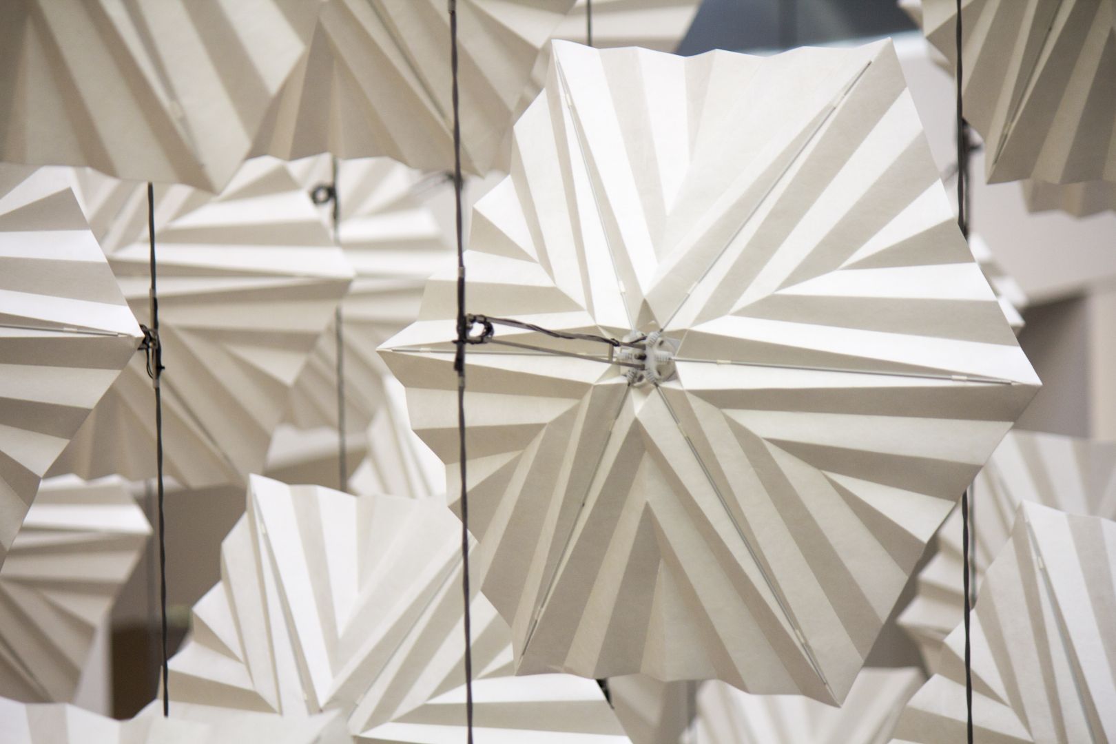 Mesmerising kinetic sculpture that mimics the movement of a flock of ...