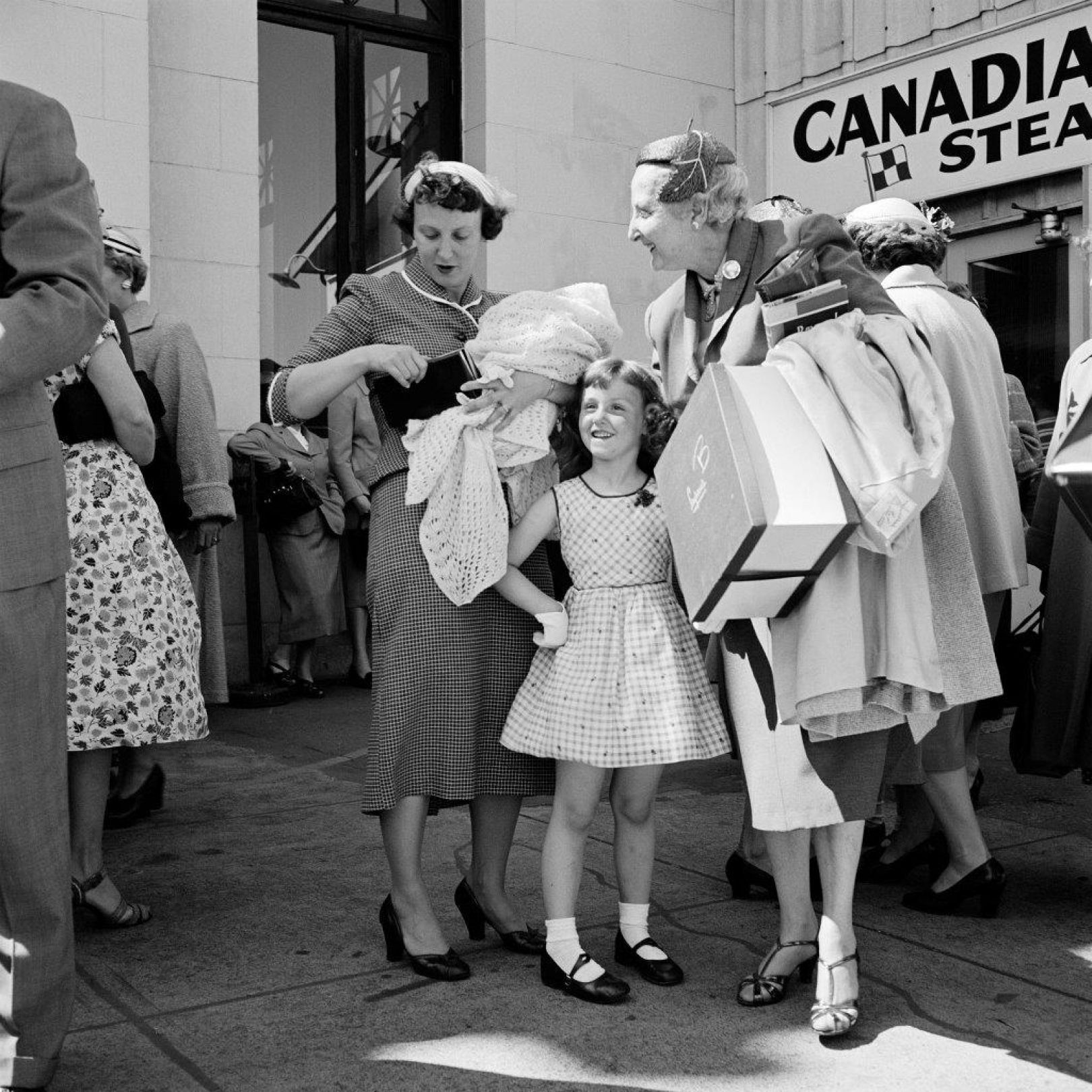 vivian-maier-exhibition-celebrates-fashion-designer-s-homage-to-the