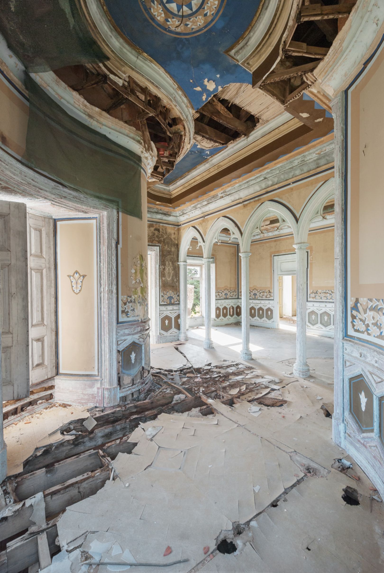 Mirna Pavlovic documents the abandoned affluent homes of Europe's ...