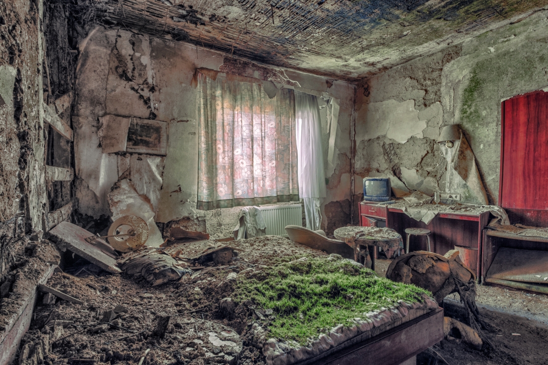 abandoned-buildings-photographer-shows-us-a-glimpse-of-the-end-of-the